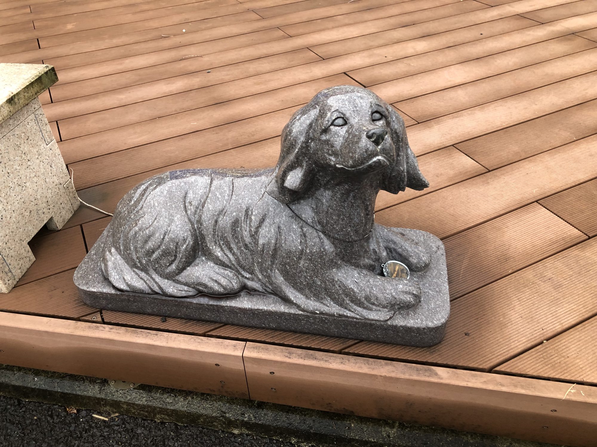 ブーツに入った犬の石材彫刻品 手彫りの実物大の石の大理石の犬の像、庭や家の装飾用の動物彫刻 (SY